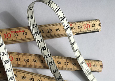 Die Matratze besteht aus einer Kombination von weissem und braunen Schaumstoff.