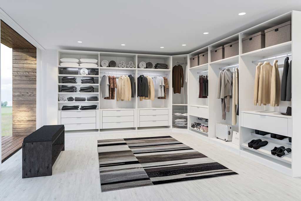 Moderner begehbarer Kleiderschrank mit weissen Wänden und Holzboden.