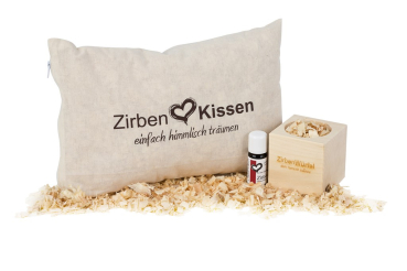 Zirben Kissen dekorativ angeordnet.
